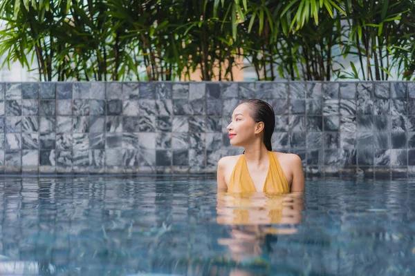 Portrait Belle Jeune Femme Asiatique Détendre Loisirs Autour Piscine Dans — Photo