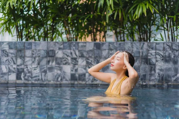 Retrato Bonito Jovem Asiático Mulher Relaxar Lazer Torno Piscina Hotel — Fotografia de Stock