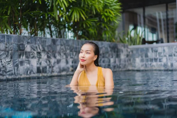 Portrait Belle Jeune Femme Asiatique Détendre Loisirs Autour Piscine Dans — Photo