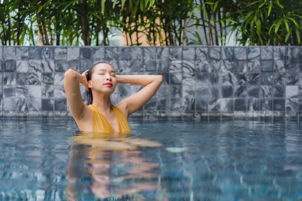 Retrato Hermosa Joven Mujer Asiática Relajarse Ocio Alrededor Piscina Complejo — Foto de Stock