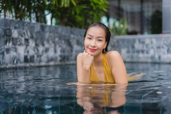 Porträtt Vacker Ung Asiatisk Kvinna Koppla Fritid Runt Poolen Hotellet — Stockfoto