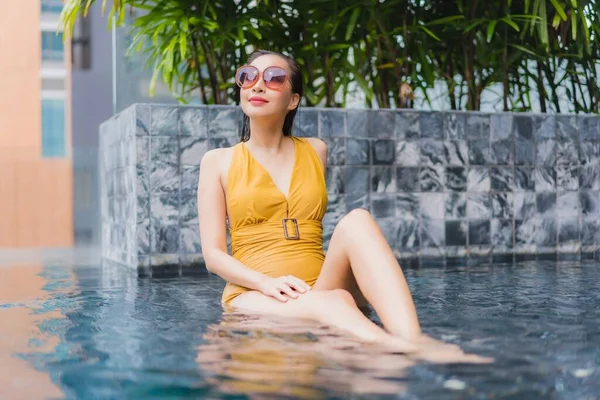 Retrato Hermosa Joven Mujer Asiática Relajarse Ocio Alrededor Piscina Complejo — Foto de Stock