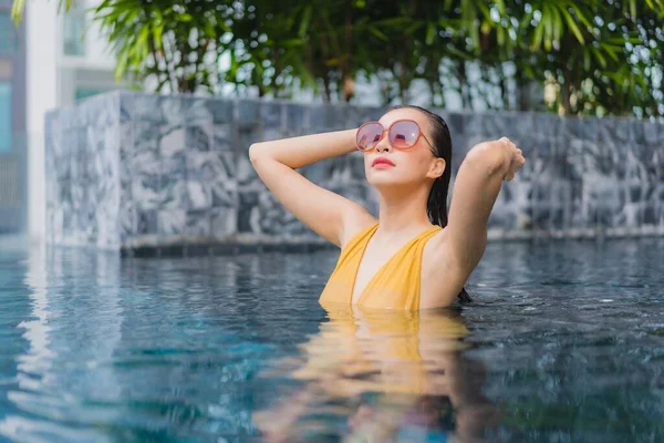 Retrato Hermosa Joven Mujer Asiática Relajarse Ocio Alrededor Piscina Complejo —  Fotos de Stock