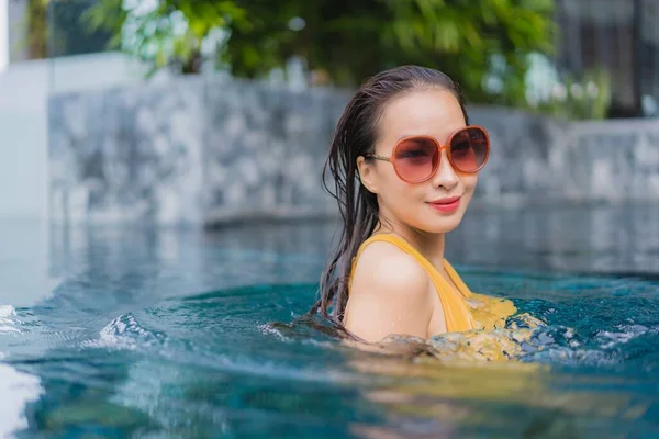 Retrato Hermosa Joven Mujer Asiática Relajarse Ocio Alrededor Piscina Complejo — Foto de Stock