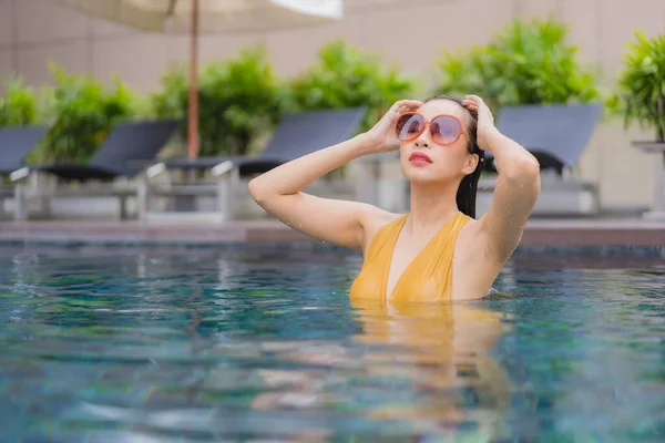 Retrato Bonito Jovem Asiático Mulher Relaxar Lazer Torno Piscina Hotel — Fotografia de Stock