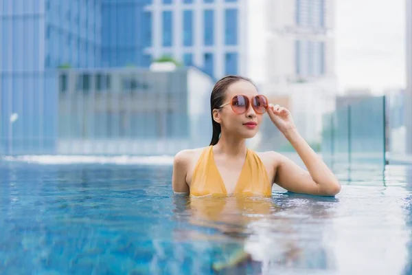 Retrato Bonito Jovem Asiático Mulher Relaxar Lazer Torno Piscina Hotel — Fotografia de Stock