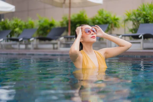 아름다운 여성이 리조트 수영장에서 여가를 즐긴다 — 스톡 사진