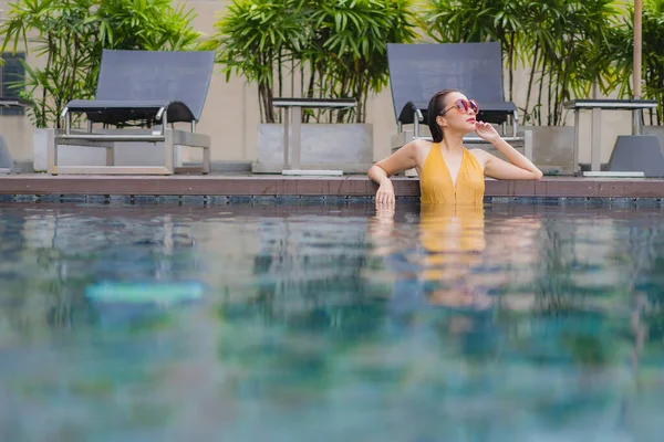 Porträt Schöne Junge Asiatische Frau Entspannen Freizeit Rund Swimmingpool Hotelresort — Stockfoto