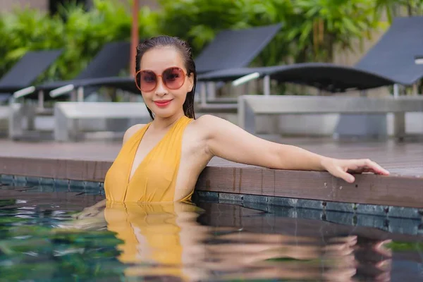 ポートレート美しい若いアジアの女性は ホテルのリゾートでスイミングプールの周りのレジャーをリラックス — ストック写真