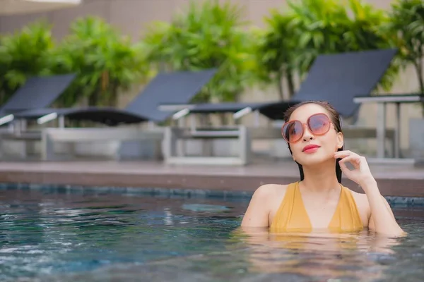 Retrato Bonito Jovem Asiático Mulher Relaxar Lazer Torno Piscina Hotel — Fotografia de Stock