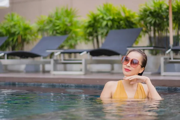 ポートレート美しい若いアジアの女性は ホテルのリゾートでスイミングプールの周りのレジャーをリラックス — ストック写真