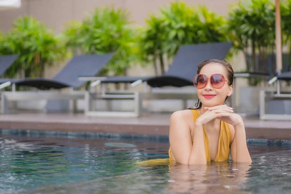 Retrato Bonito Jovem Asiático Mulher Relaxar Lazer Torno Piscina Hotel — Fotografia de Stock