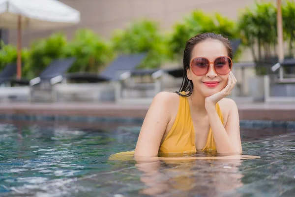 Retrato Bonito Jovem Asiático Mulher Relaxar Lazer Torno Piscina Hotel — Fotografia de Stock