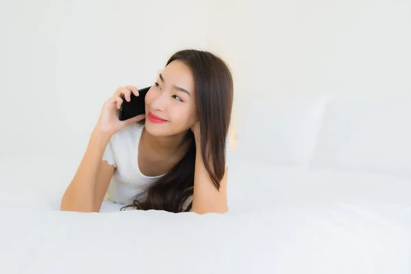 Porträt Schöne Junge Asiatische Frau Verwenden Smartphone Auf Dem Bett — Stockfoto