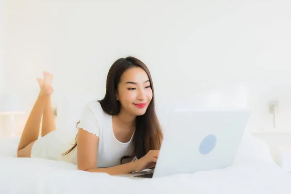 Retrato Bonito Jovem Asiático Mulher Relaxar Feliz Sorriso Cama Com — Fotografia de Stock