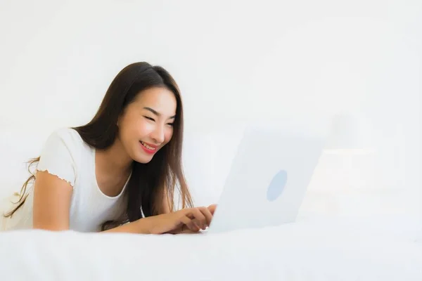 Retrato Bonito Jovem Asiático Mulher Relaxar Feliz Sorriso Cama Com — Fotografia de Stock