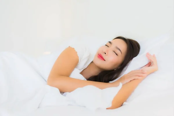 Porträtt Vacker Ung Asiatisk Kvinna Koppla Glad Leende Sängen Med — Stockfoto