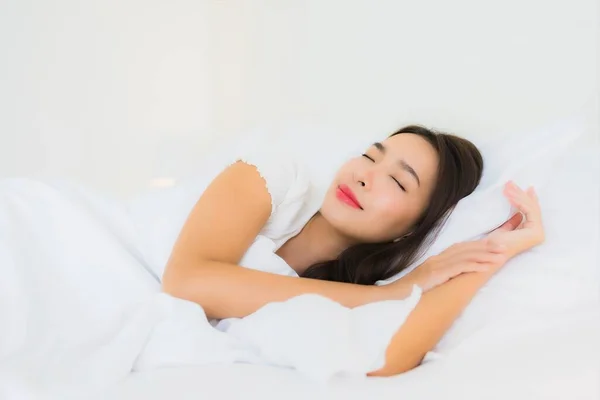 Retrato Hermosa Joven Asiática Mujer Relajarse Feliz Sonrisa Cama Con — Foto de Stock