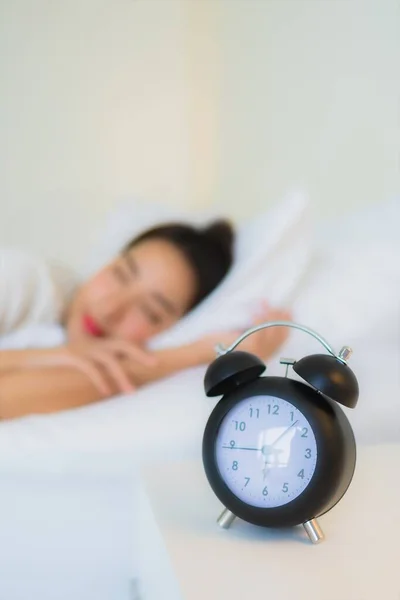 Πορτρέτο Όμορφη Νεαρή Ασιατική Γυναίκα Κοιμούνται Στο Κρεβάτι Ρολόι Στο — Φωτογραφία Αρχείου