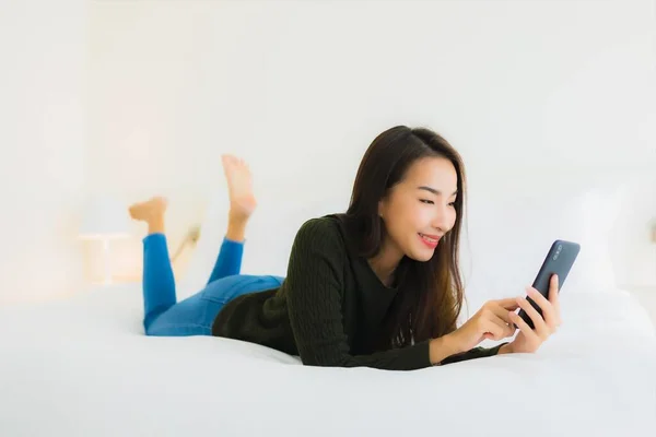 Retrato Hermosa Joven Mujer Asiática Utilizar Teléfono Móvil Inteligente Cama — Foto de Stock