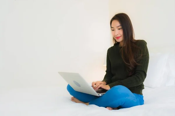 Portret Mooie Jonge Aziatische Vrouw Met Laptop Koffiebeker Voor Werk — Stockfoto