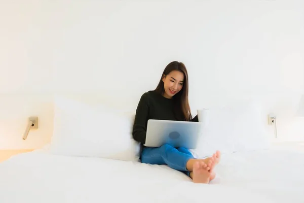 Porträt Schöne Junge Asiatische Frau Mit Laptop Und Kaffeetasse Für — Stockfoto