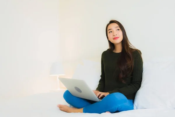 Portret Mooie Jonge Aziatische Vrouw Met Laptop Koffiebeker Voor Werk — Stockfoto