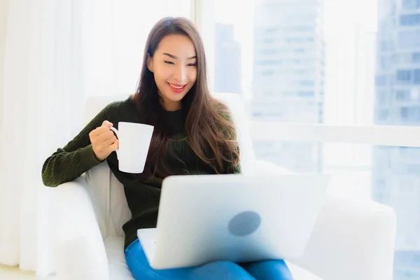 Porträt Schöne Junge Asiatische Frau Mit Laptop Und Kaffeetasse Auf — Stockfoto