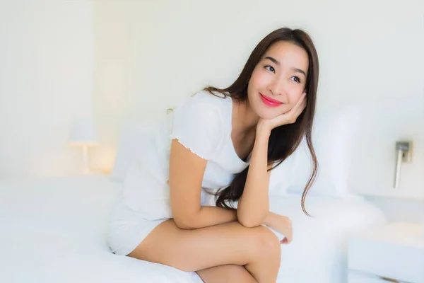 Portrét Krásný Mladý Asijské Žena Relax Šťastný Úsměv Posteli Bílým — Stock fotografie