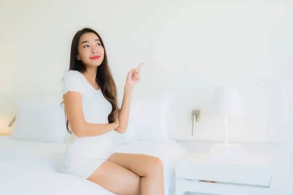 Πορτρέτο Όμορφη Νεαρή Ασιατική Γυναίκα Χαλαρώστε Χαρούμενος Χαμόγελο Στο Κρεβάτι — Φωτογραφία Αρχείου