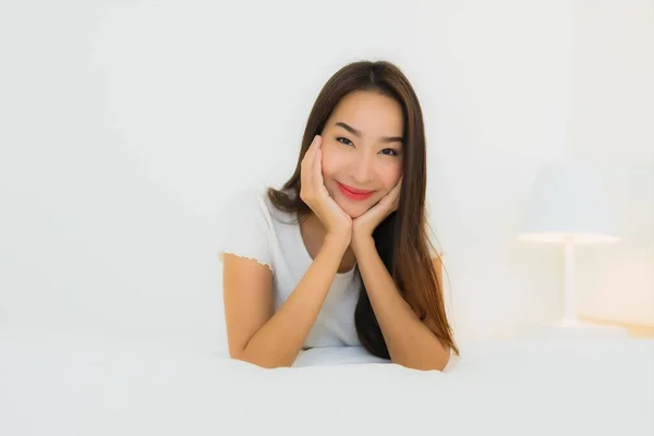 Güzel Bir Portre Genç Asyalı Kadın Rahatla Yatak Odasının Tarafında — Stok fotoğraf