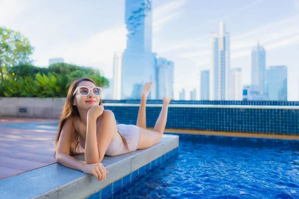 Retrato Hermosa Joven Mujer Asiática Relajarse Ocio Disfrutar Alrededor Piscina — Foto de Stock