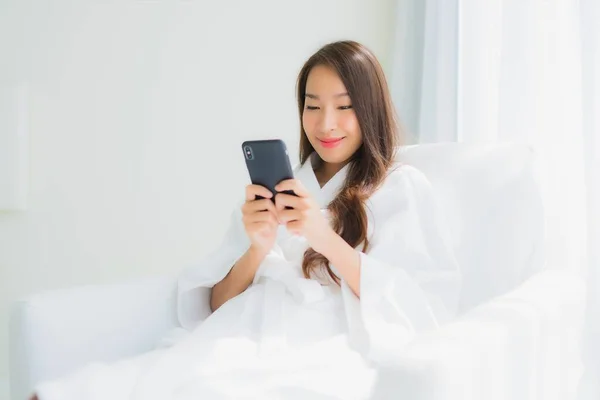 Porträt Schöne Junge Asiatin Benutzt Smartphone Auf Sofa Wohnzimmerbereich — Stockfoto