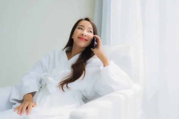 Muotokuva Kaunis Nuori Aasialainen Nainen Käyttää Älypuhelinta Sohvalla Olohuoneessa — kuvapankkivalokuva