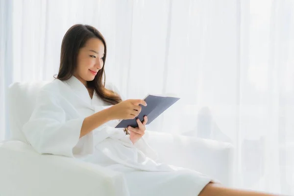 Portret Mooie Jonge Aziatische Vrouw Lezen Boek Bank Woonkamer — Stockfoto