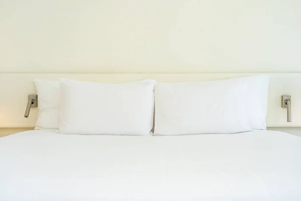 Белая Удобная Подушка Одеяло Кровати Легким Декором — стоковое фото