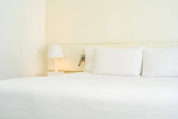 Branco Travesseiro Confortável Cobertor Cama Com Luz Lâmpada Decoração Interior — Fotografia de Stock