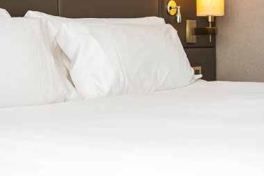 Yatak odasının iç dekorasyonunda beyaz yastık.