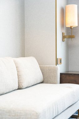 Oturma odasının iç dekorasyonunda yastık var.