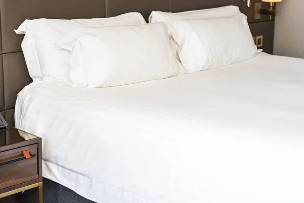 Yatak Odasının Dekorasyonunda Beyaz Yastık — Stok fotoğraf
