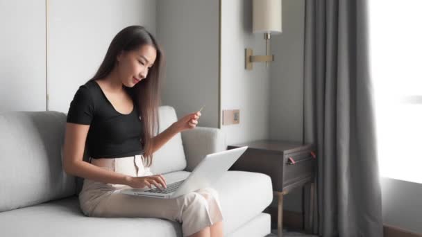 Imagens Bela Jovem Mulher Asiática Trabalhando Com Laptop Casa — Vídeo de Stock