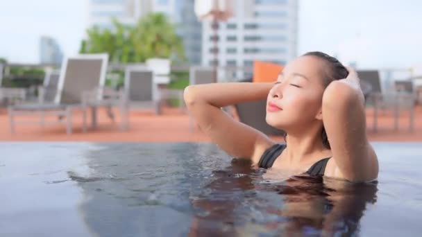 Πορτρέτο Νεαρή Ασιάτισσα Χαλαρώνοντας Γύρω Από Την Πισίνα Στο Ξενοδοχείο — Αρχείο Βίντεο