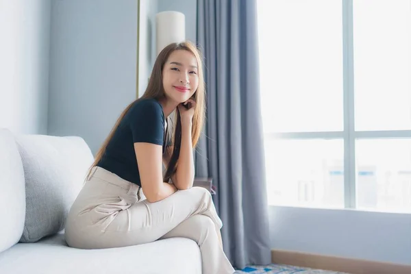 Retrato Bonito Jovem Asiático Mulher Sentar Sofá Relaxar Sala Estar — Fotografia de Stock