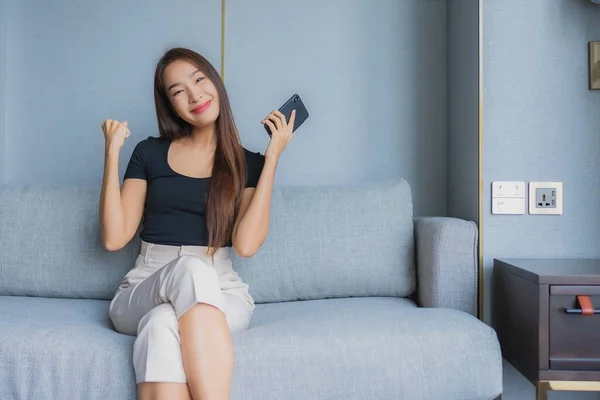 Retrato Hermosa Joven Asiática Mujer Uso Inteligente Teléfono Móvil Sofá — Foto de Stock