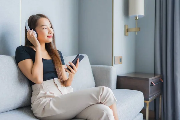 Retrato Hermosa Mujer Asiática Joven Utilizar Teléfono Móvil Inteligente Con — Foto de Stock