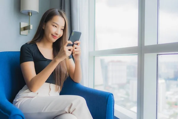 Porträt Schöne Junge Asiatin Benutzt Smartphone Auf Sofa Wohnzimmerbereich — Stockfoto