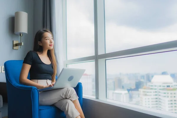 Porträt Schöne Junge Asiatische Frau Benutzt Laptop Auf Sofa Wohnzimmerbereich — Stockfoto