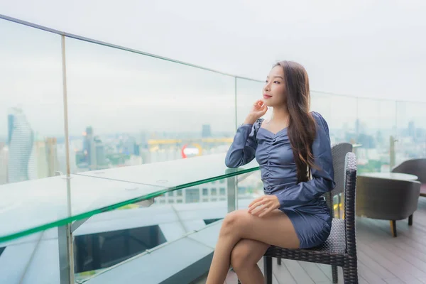Портрет Красивая Молодая Азиатка Счастливая Улыбка Крыше Ресторана Вокруг Города — стоковое фото