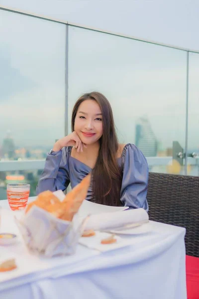 Porträt Schöne Junge Asiatische Frau Glücklich Lächeln Auf Dach Restaurant — Stockfoto