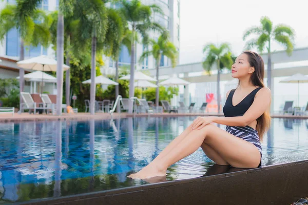 Retrato Hermosa Joven Mujer Asiática Ocio Relajarse Sonrisa Alrededor Piscina — Foto de Stock